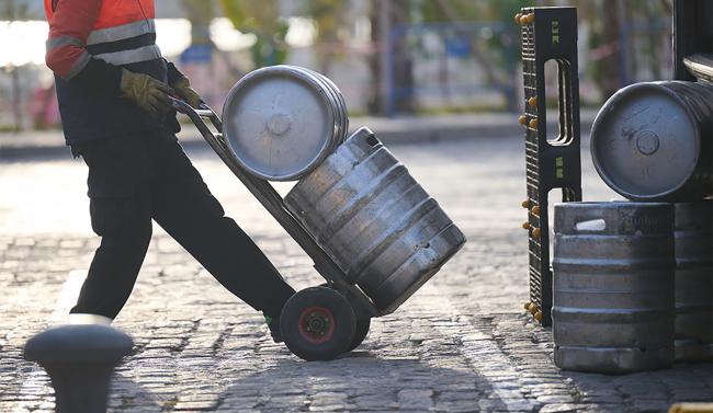 Chauffeur-livreur livre de la bière à un restaurant où un bar